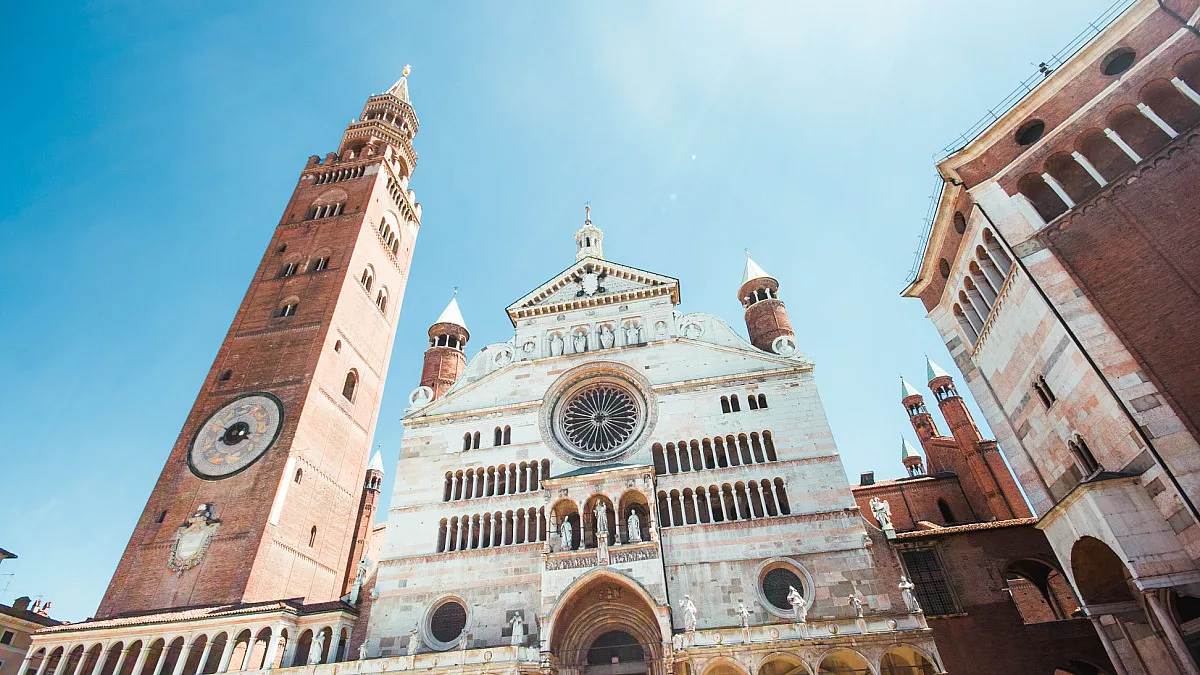 Duomo di Santa Maria Assunta, Torrazzo di Cremona e Battistero di Cremona. Cremona, Lombardia. canadastock/Shutterstock.com