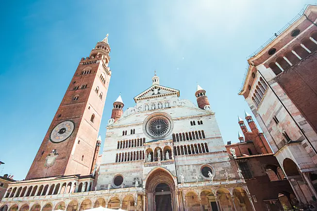 Duomo di Santa Maria Assunta, Torrazzo di Cremona e Battistero di Cremona. Cremona, Lombardia. canadastock/Shutterstock.com