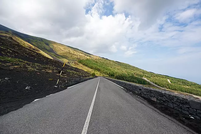 Etna, strada vicino Adrano. Lukas Nowy, Unsplash