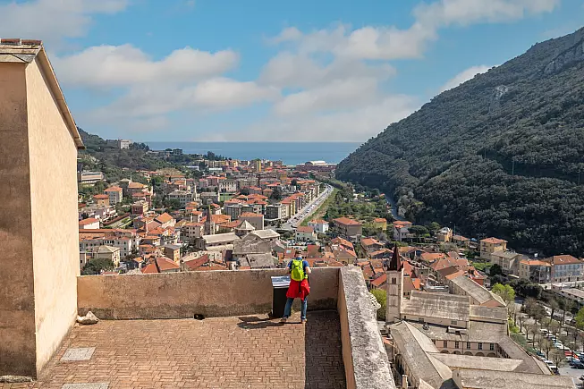 La vista panoramica che si gode dal Forte San Giovanni, in cima all'abitato di Finalborgo. 