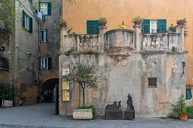 Angoli caratteristici delle vie di Finalborgo. 