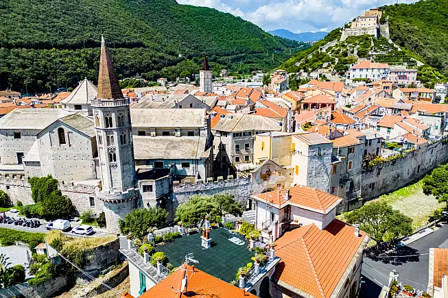 Finalborgo, vista panoramica del centro medievale. 