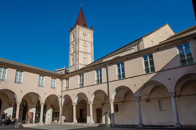 I Chiostri del Convento di Santa Caterina, che sono anche sede del Museo Archeologico del Finale. 