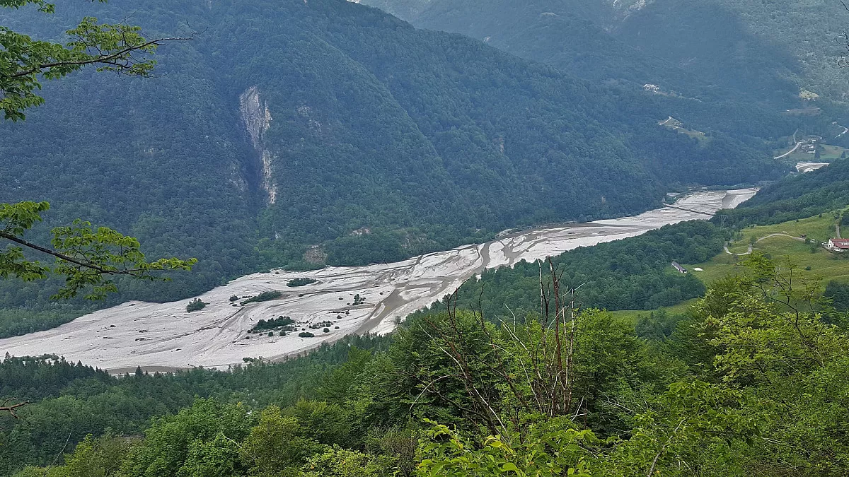 Fiume Tagliamento, vista dal Passo Ress, fra Tramonti di Sopra e Ampezzo. Friuli-Venezia Giulia. Shutterstock_667405330