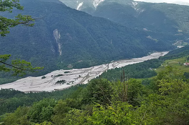 Fiume Tagliamento, vista dal Passo Ress, fra Tramonti di Sopra e Ampezzo. Friuli-Venezia Giulia. Shutterstock_667405330