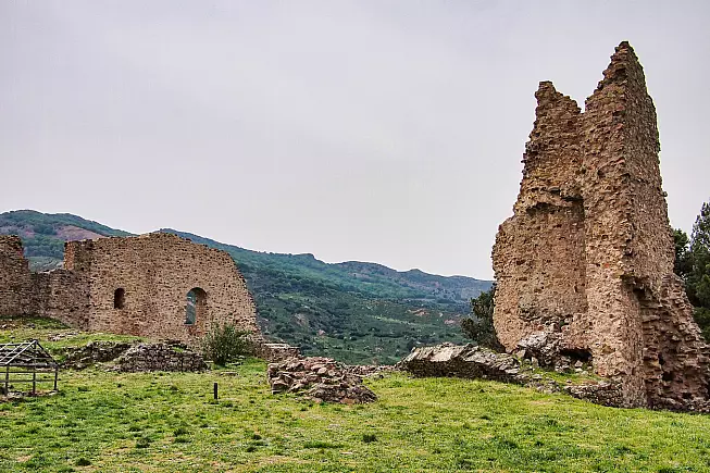 Rovine storiche a Geraci Siculo. 