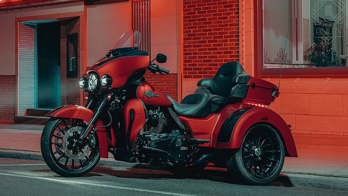 Harley Davidson Tri Glide Ultra 2025. Black, Whiskey Fire&Vivid Black