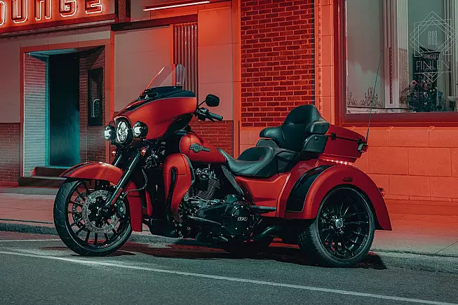 Harley Davidson Tri Glide Ultra 2025. Black, Whiskey Fire&Vivid Black