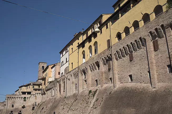 Jesi, con i suoi edifici storici costruiti in prossimità delle mura. 