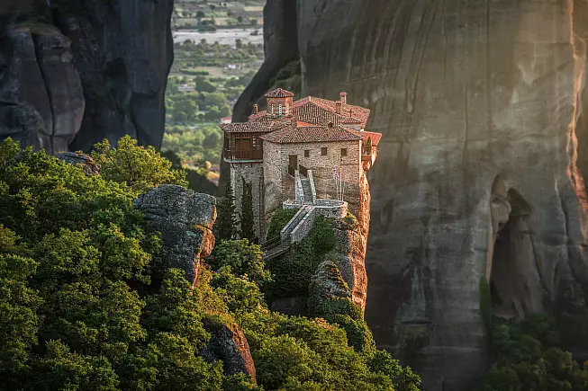 Il monastero di Roussanou, che svetta su una delle "meteore" di Kalambaka. 