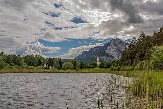 Lago di Favogna e Chiesa di San Leonardo. Favogna di sotto, Bolzano, Italia. lorenza62/Shutterstock.com