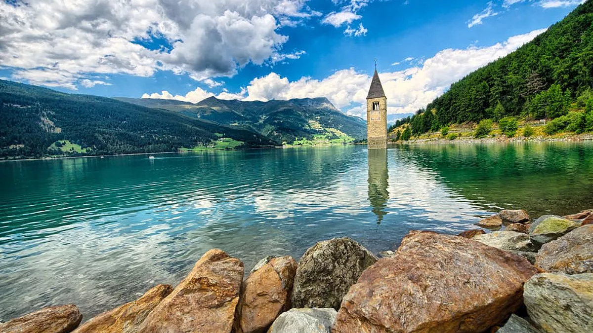 Lago di Resia e il Passo Resia, col campanile sommerso, in estate