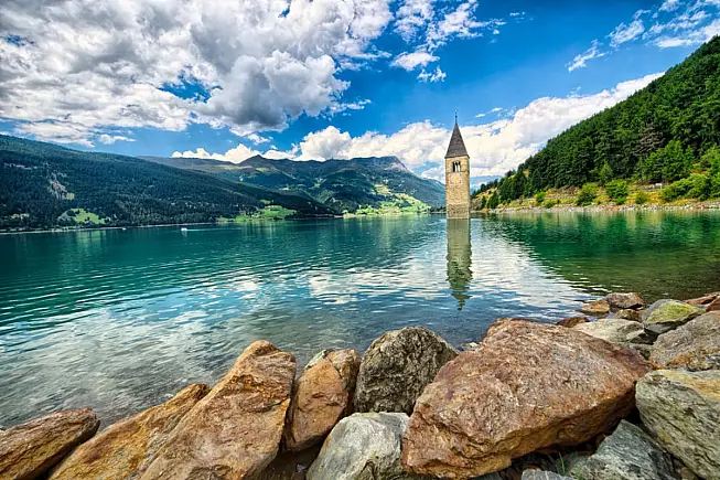 Lago di Resia e il Passo Resia, col campanile sommerso, in estate