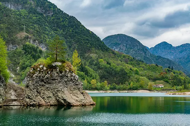 Lago di Tramonti, o Lago di Redona, Pordenone. iStock-1157982899