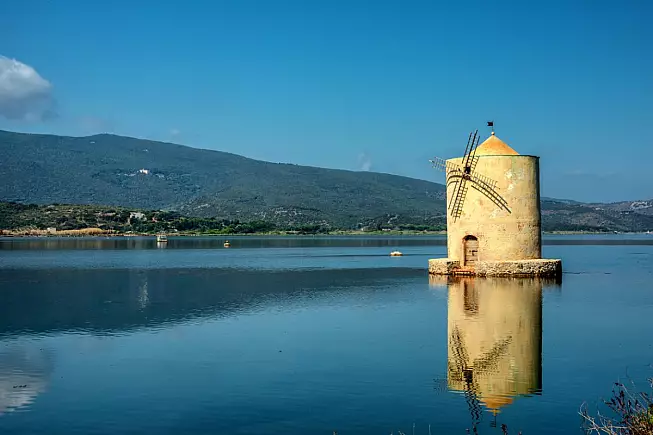 Laguna di Orbetello e Antico Mulino Spagnolo. iStock-1287031320
