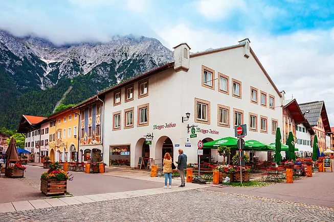 Anche con il brutto tempo, le case di Mittenwald regalano colori e atmosfera vivace. 