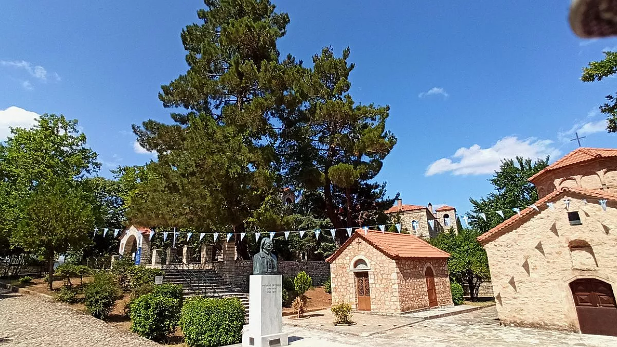 Monastero di Agia Lavra, Kalabryta. Vista del giardino. iStock-1363407042
