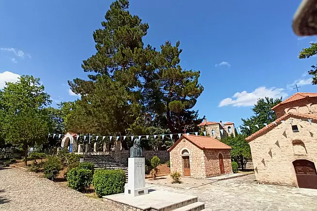 Monastero di Agia Lavra, Kalabryta. Vista del giardino. iStock-1363407042