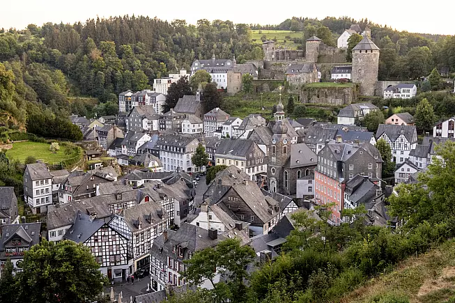 Vista dall'alto di Monschau, la "perla dell'Eifel". 