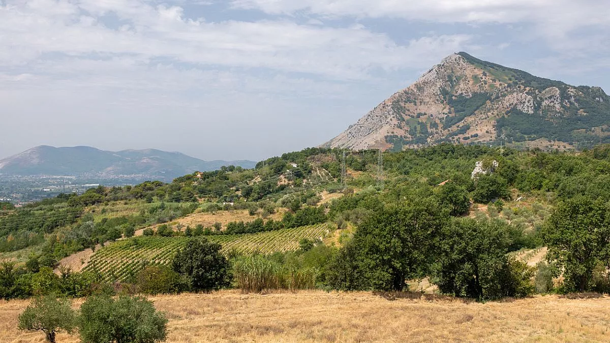 Monte Taburno e campagna del Sannio, Campania. iStock-1335026845