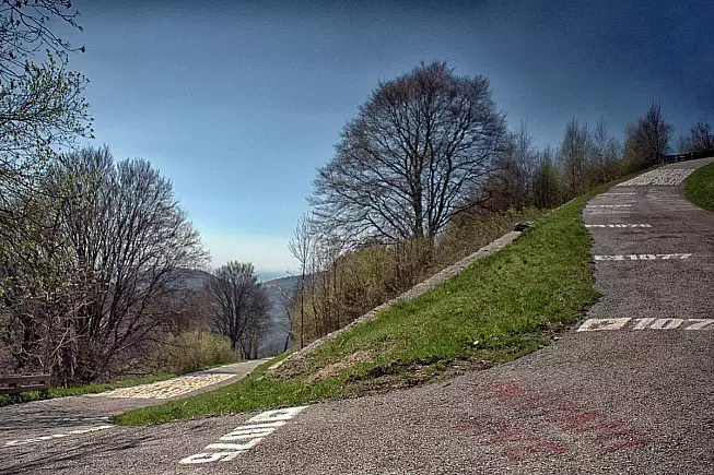 Tornanti in salita del Muro di Sormano. Mario Cerchiai, CC BY-SA 4.0, da Wikimedia Commons