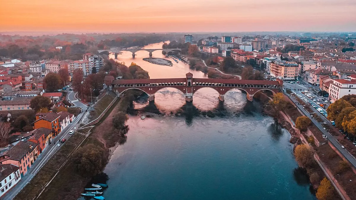Pavia, vista dall'alto, col Ponte Coperto. iStock/Andrei Domanin