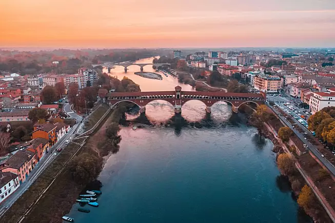 Pavia, vista dall'alto, col Ponte Coperto. iStock/Andrei Domanin