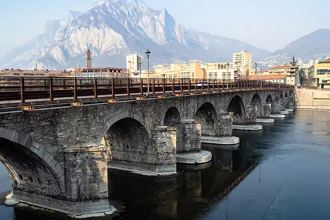 Ponte Azzone Visconti, o Ponte Vecchio, Lecco. iStock 1135374002