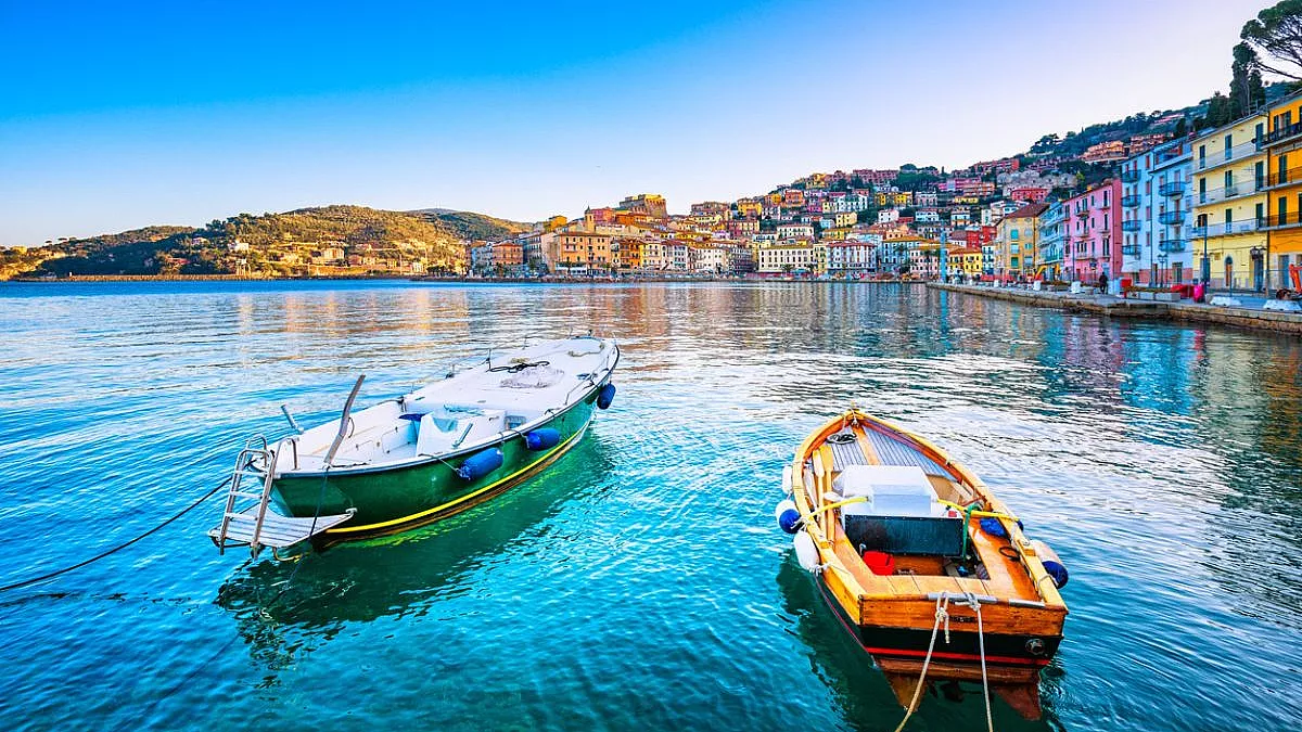 Porto Santo Stefano, lungomare, Argentario. iStock-664587802