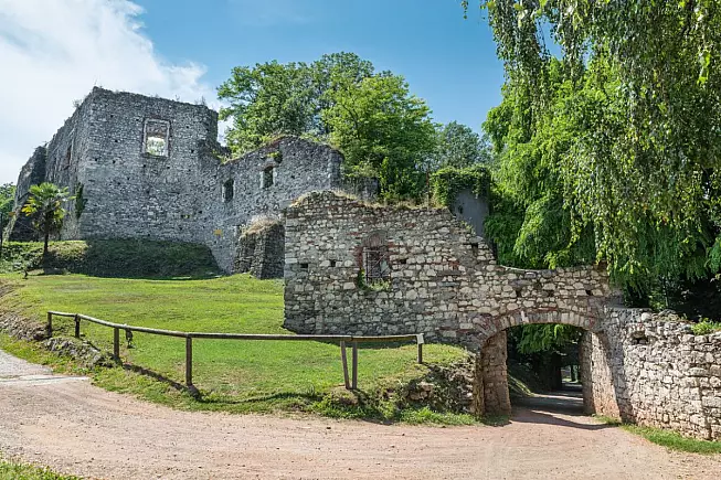 Rocca Borromea, Arona. Vista del parco. iStock/ AleMasche72