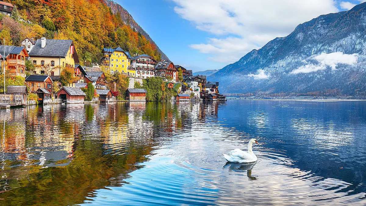 Salzkammergut, vista di Hallstatt con il suo lago, il Hallstätter See. 