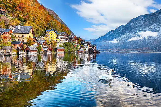 Salzkammergut, vista di Hallstatt con il suo lago, il Hallstätter See. 