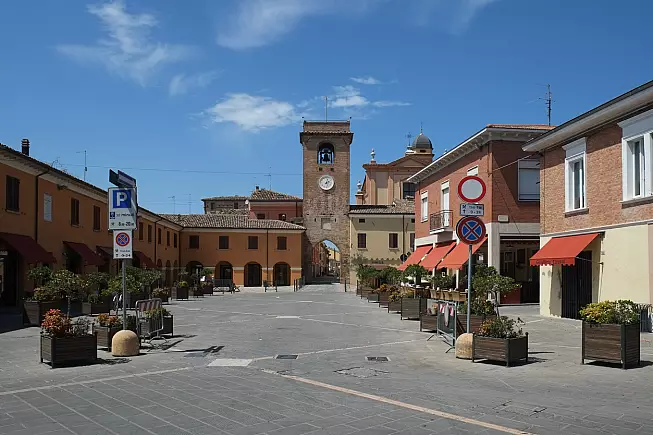 La piazza principale di San Giovanni in Marignano, con al centro la Torre Civica (o Torre dell'Orologio). 