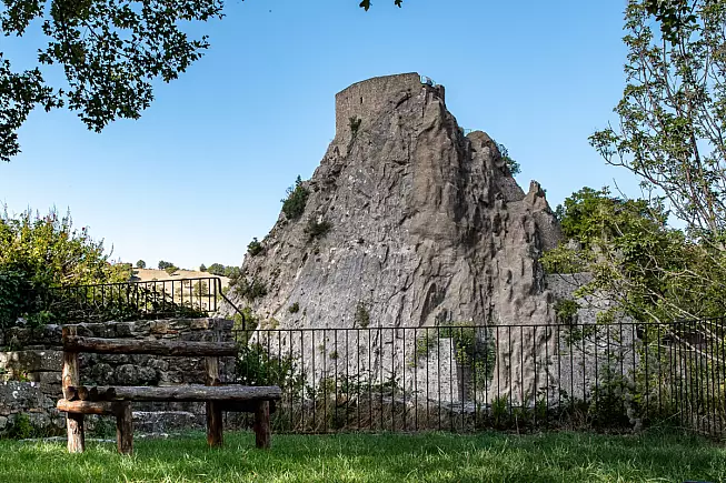 Sasso di Roccalbegna. Shutterstock_1526439353