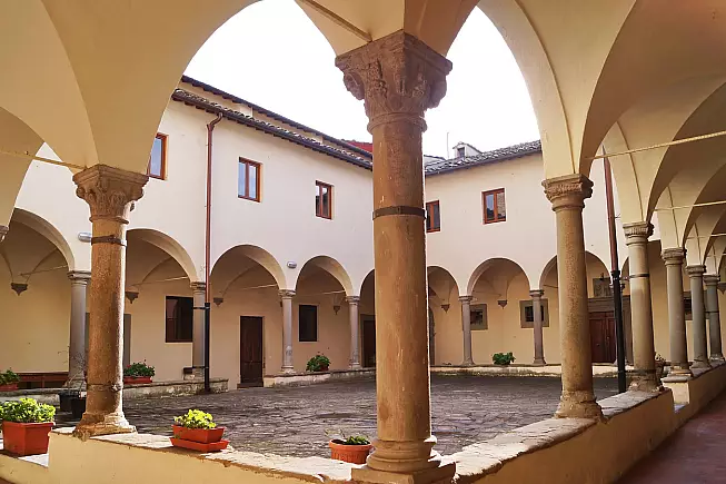 Il chiostro della chiesa dei Santi Jacopo e Filippo, nel centro di Scarperia. 