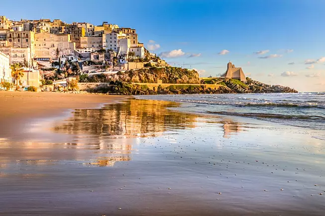 Sperlonga, provincia di Latina. Vista dalla spiaggia. iStock,/Roberto Armocida