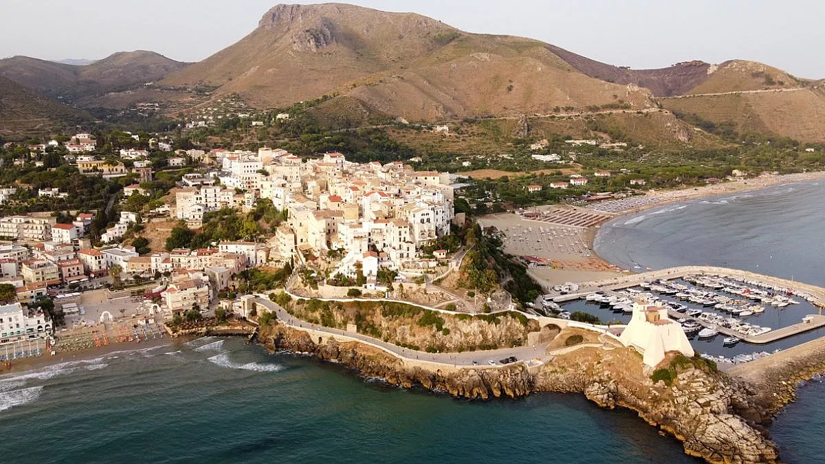 Sperlonga, vista panoramica dall'alto. iStock/barmalini