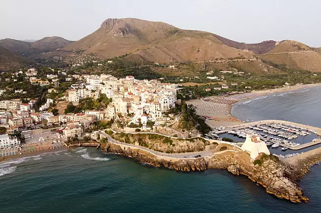 Sperlonga, vista panoramica dall'alto. iStock/barmalini