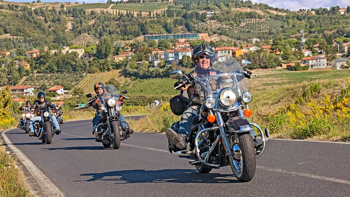 Strada del Sangiovese e dei Sapori delle Colline di Faenza, biker su strada. Shutterstock_650671117