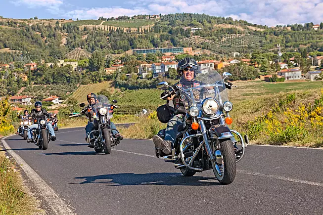 Strada del Sangiovese e dei Sapori delle Colline di Faenza, biker su strada. Shutterstock_650671117