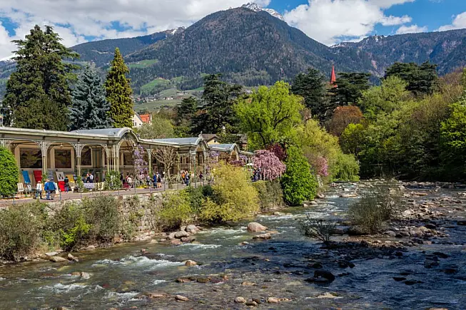 Strada del Vino dell'Alto Adige, o Sudtirole Weinstrasse, che passa per il Lago di Favogna