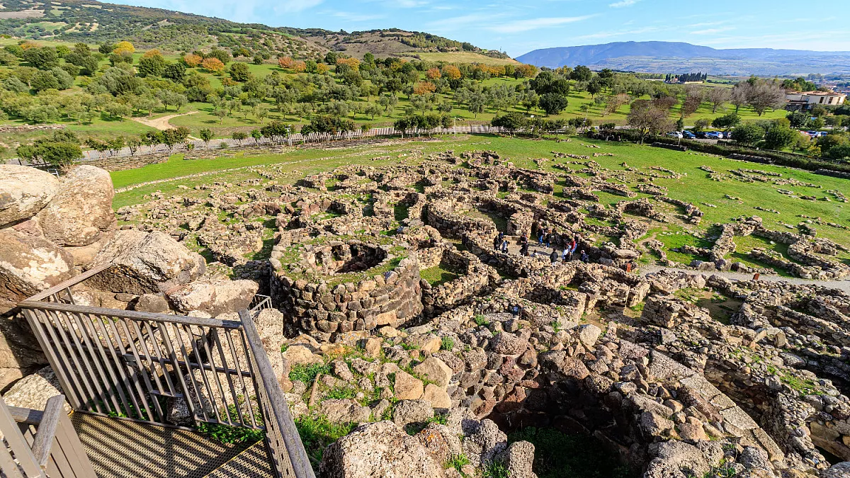 Su Nuraxi di Barumini, Sardegna, panorama. Shutterstock_2290266977