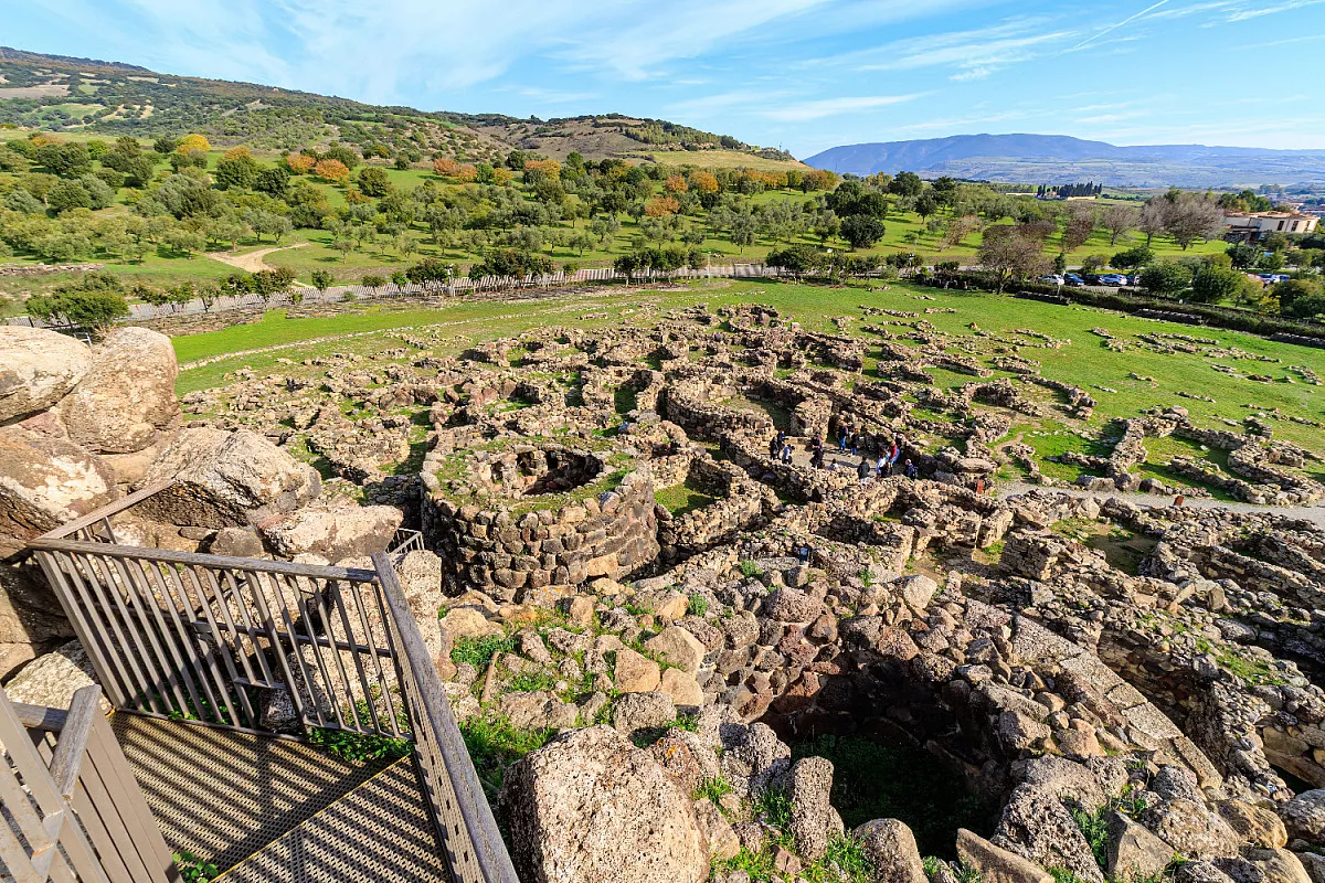Su Nuraxi di Barumini, Sardegna, panorama. Shutterstock_2290266977