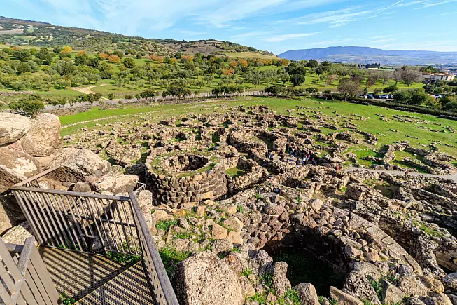 Su Nuraxi di Barumini, Sardegna, panorama. Shutterstock_2290266977