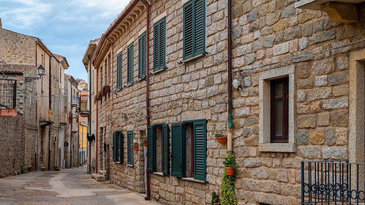 Tempio Pausania, interno del borgo. iStock-1443467191