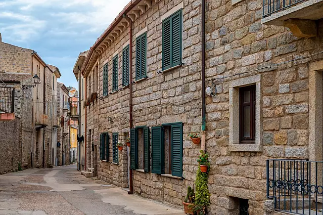 Tempio Pausania, interno del borgo. iStock-1443467191