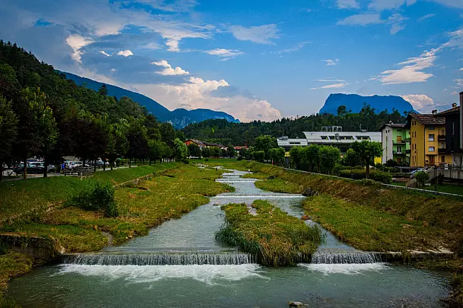 Terme di Comano, fiume Sarca nel borgo. 