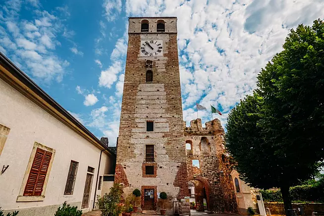 Torre dell'Orologio di Castellaro Lagusello. iStock-1010180208