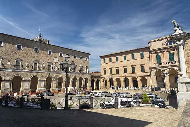Piazza della Repubblica, la piazza principale di Treia. 