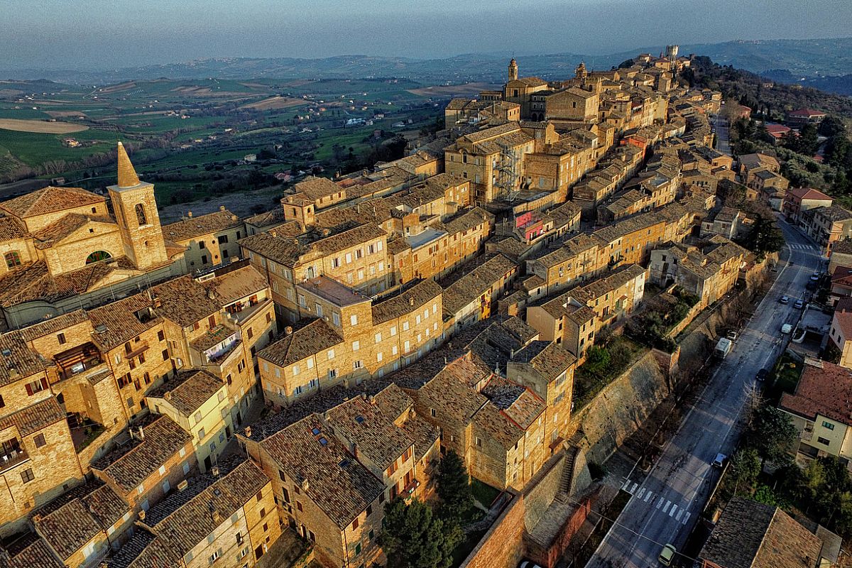 Circondata da boschi e prati in fiore, la perla di pietra delle Marche ...